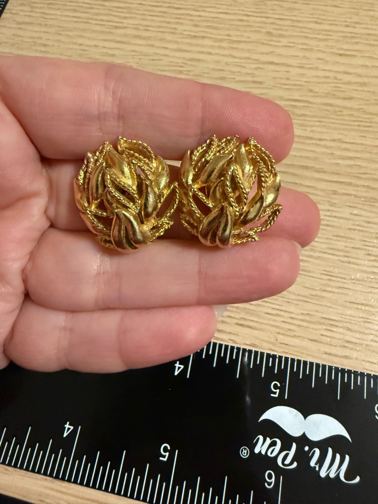 Classic Gold Leaf Cluster Clip-On Earrings - Womens Jewelry 48$